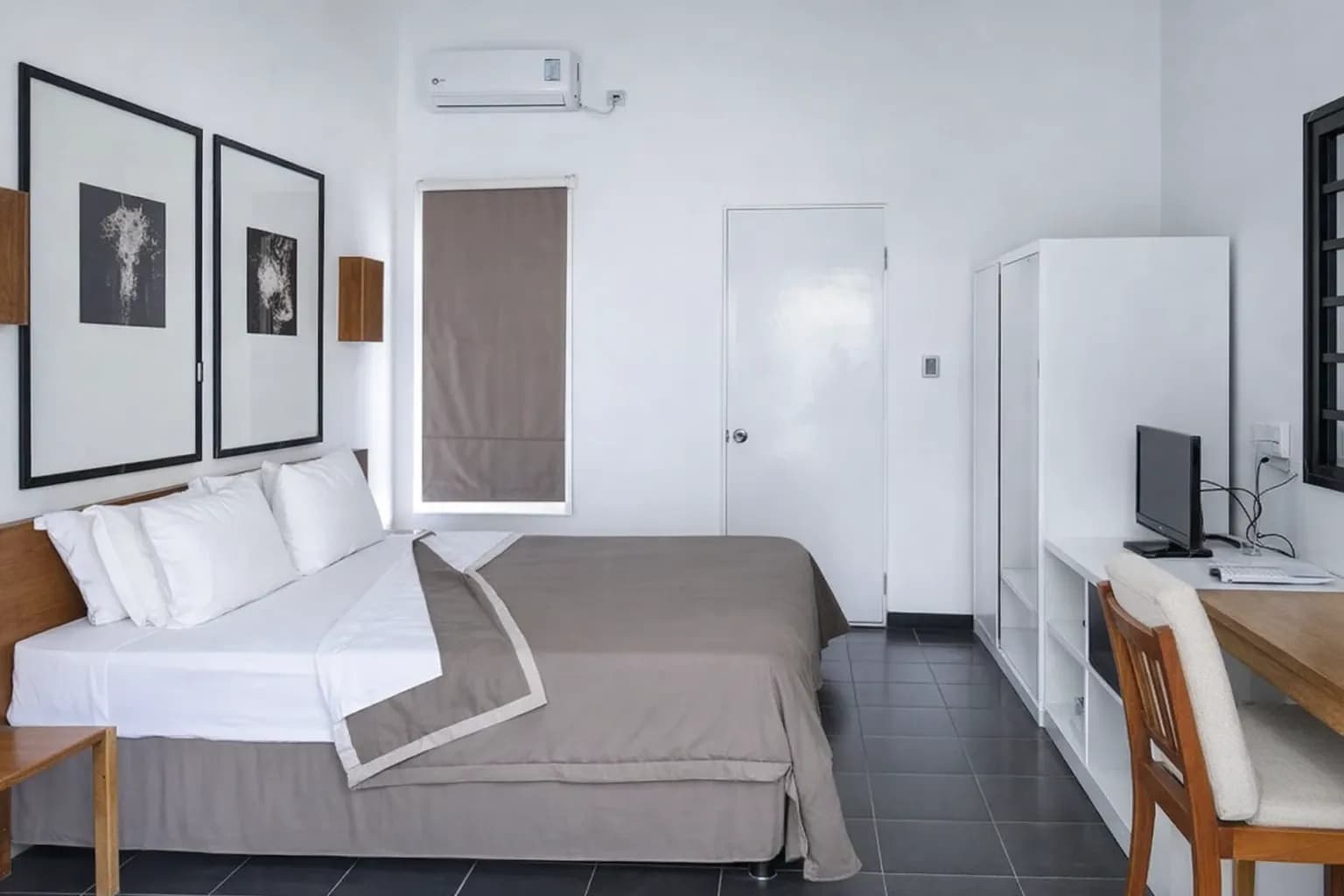 Double room with large double bed, desk and garden views at Hotel Esplanada