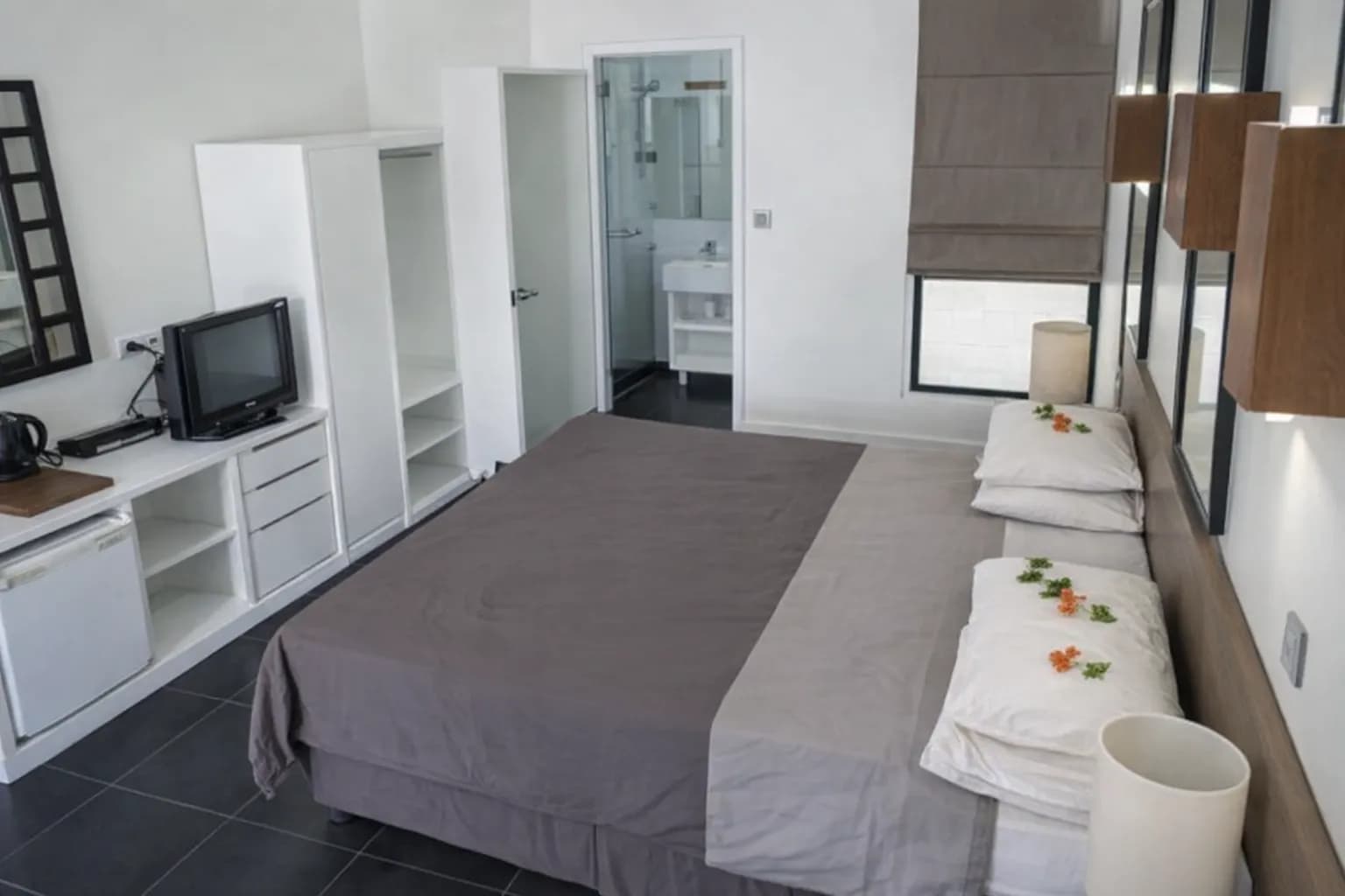 Double room showing wardrobe, TV and en-suite bathroom at Hotel Esplanada
