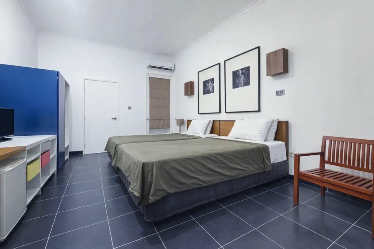 Spacious twin room with TV and modern furnishings at Hotel Esplanada