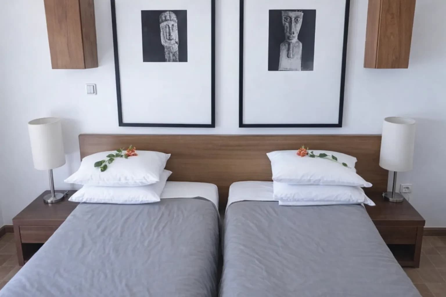 Twin room with two single beds and fresh flowers at Hotel Esplanada