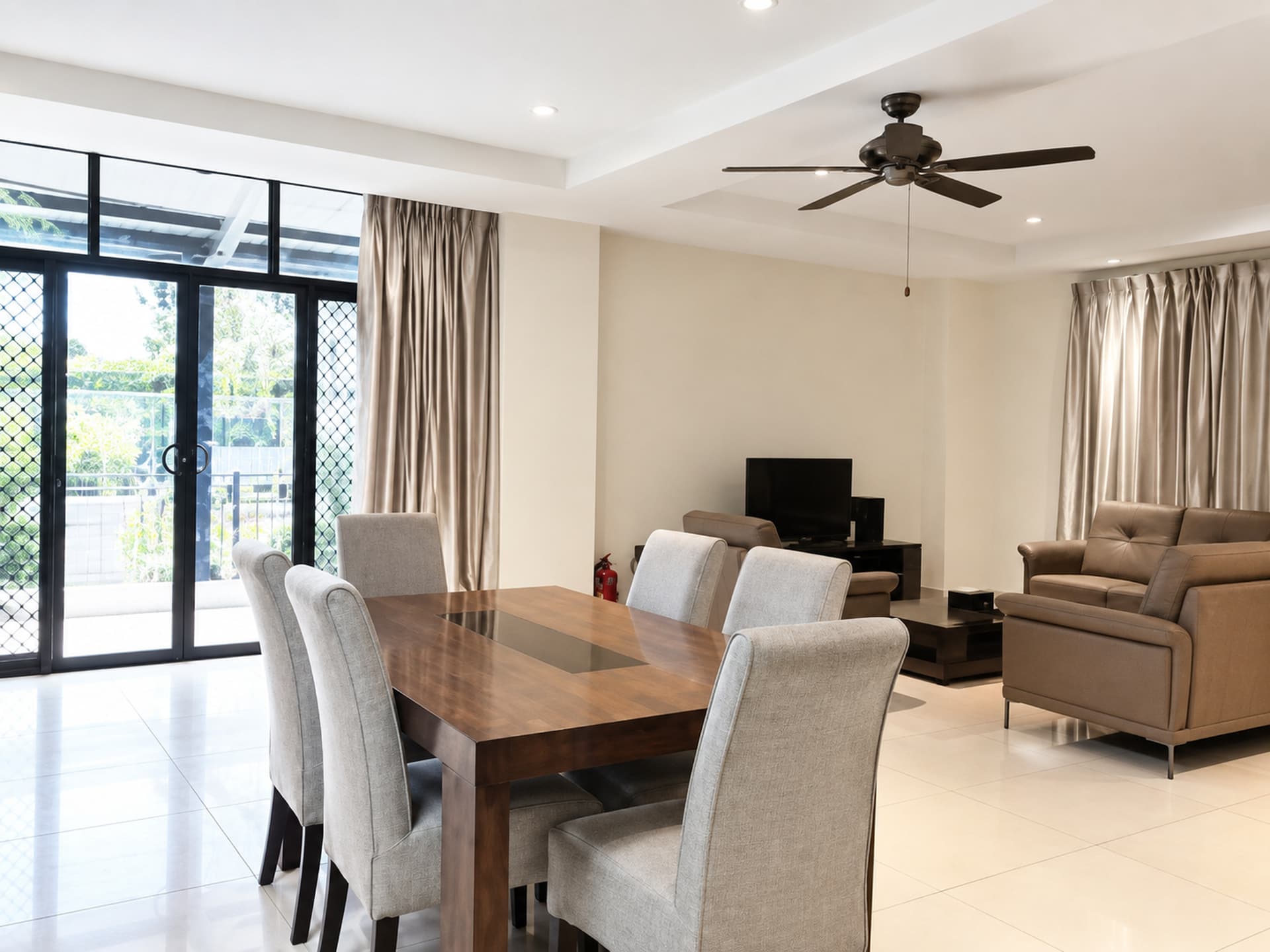 Palm Beach Hotel: Three-Bedroom Apartment with Sea View, photo 1 of 6