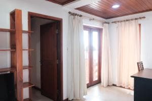 Arbiru Beach Resort apartment hallway to french doors with shelving