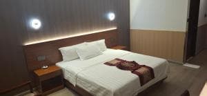 Beach Garden Hotel deluxe room with king bed and dark feature headboard