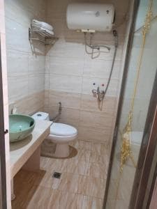 Chong Ti Hotel ensuite with shower, water heater and toilet