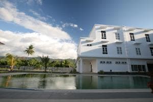 Hotel The Ramelau white facade reflected in the courtyard pool