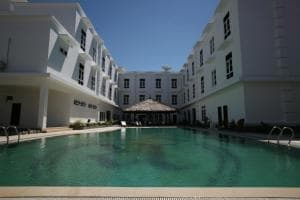 Hotel The Ramelau courtyard pool flanked by white-painted wings