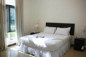Hotel The Ramelau Deluxe Double Room bathroom with vanity, mirror and toilet