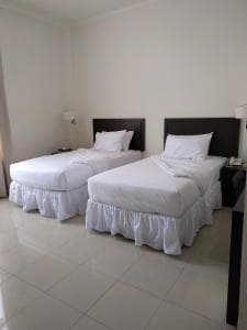 Hotel The Ramelau Deluxe Twin Room with king bed and warm sconces