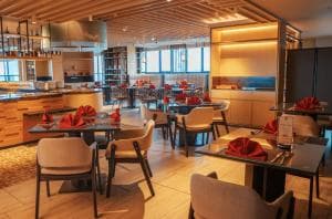 Palm Springs Hotel open-kitchen restaurant with timber tables and red napkins