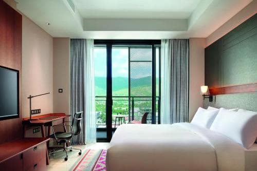 Palm Springs Hotel deluxe king room with mountain view through floor-to-ceiling window
