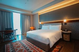 Palm Springs Hotel suite with king bed, work desk and patterned floor rug